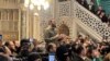 Los sirios se llevan muebles y adornos de los palacios de Assad, la ONU dice que Siria debe solucionar su crisis
