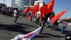 中国抗议者2012年9.18纪念日游行走向日本驻北京大使馆举行反日示威。