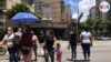 Ciudadanos cruzan en una de las principales vías del municipio Chacao, al este este de Caracas. Agosto, 2021. Foto: Álvaro Algarra - VOA.