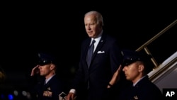 El presidente Joe Biden baja la escalinata del Air Force One en la Base de la Fuerza Aérea de Dover, Delaware, el jueves 2 de junio de 2022, mientras se dirige a Rehoboth Beach, Delaware, para pasar el fin de semana. (Foto AP/Susan Walsh)