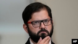 ARCHIVO - El presidente chileno, Gabriel Boric, en una conferencia de prensa con Josep Borrell, alto representante de la Unión Europea para Asuntos Exteriores y Política de Seguridad, en abril de 2022 en el palacio presidencial de La Moneda, en Santiago, Chile. 