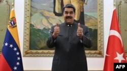 El presidente de Venezuela saluda durante a su viaje a Turquía el 7 de junio de 2022. Foto AFP.