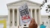 Manifestantes protestan frente a la Corte Suprema de EEUU, el 12 de noviembre de 2019, mientras se escuchan los argumentos orales en el caso de la decisión del entonces presidente, Donald Trump, de poner fin al programa DACA.