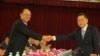 会议召开前两岸代表握手致意 (美国之音张永泰拍摄)