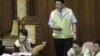 在野党议员早早占据了主席台(美国之音杨晨拍摄)