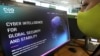 Una mujer revisa el sitio web del software espía Pegasus, fabricado en Israel, y lo analiza en una oficina en la capital chipriota, Nicosia, el 21 de julio de 2021.