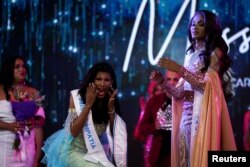 Emely Ochoa reacciona después de ganar el concurso Miss Gay Nicaragua 2022 en Managua, Nicaragua, el 24 de junio de 2022.