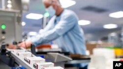 Esta foto de mayo de 2022 proporcionada por Pfizer muestra la producción de la vacuna COVID-19 de Pfizer para niños menores de 5 años en Puurs, Bélgica.
