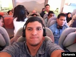 Foto del cubano Ridel Brea junto a otros refugiados que fueron aceptados por el gobierno de Australia. [Foto Ridel Brea].