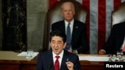 El primer ministro japonés Shinzo Abe se dirige a una reunión conjunta del Congreso de Estados Unidos en el Capitolio en Washington. [Archivo]