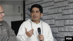 Uno de los reporteros que fuera secuestrado por un grupo de ronderos, Eduardo Quispe, ofreció una conferencia de prensa después de su liberación en Lima, Perú. 