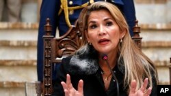 La entonces presidenta interina de Bolivia, Jeanine Añez, habla durante una conferencia de prensa en La Paz, Bolivia, el 15 de noviembre de 2019.