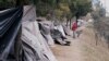 ARCHIVO - Migrantes venezolanos se cepillan los dientes en un campamento improvisado cerca de una estación de autobuses en Quito, en septiembre de 2018.