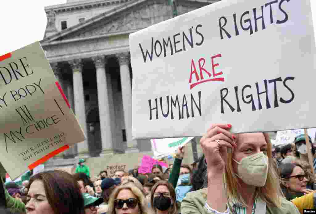 &quot;Los derechos de las mujeres son derechos humanos&quot;, dice el cartel de una manifestante.