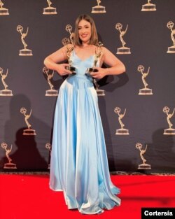 La periodista venezolana Andrea Igliozzi con sus dos premios Emmy. Foto Cortesía.