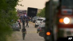 Vista del lugar donde se hallaron varios cadáveres en el interior de un camión de carga el lunes 27 de junio de 2022 en San Antonio. (AP Foto/Eric Gay)
