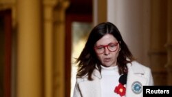La nueva ministra de Economía de Argentina, Silvina Batakis, llega para hablar con los medios después de prestar juramento en el Palacio Presidencial Casa Rosada, en Buenos Aires, Argentina, el 4 de julio de 2022.