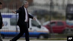 El presidente argentino Alberto Fernández llega a la casa de gobierno antes de juramentar a su nueva ministra de Economía, Silvina Batakis, el lunes 4 de julio de 2022, en Buenos Aires, Argentina. (AP Foto/Natacha Pisarenko)