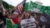 Manifestantes a favor del derecho a decidir y en contra del aborto se reúnen frente a la Corte Suprema de EEUU, en Washington, D.C., el 24 de junio de 2022.