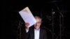 El presidente de la Comisión de la Verdad de Colombia, Francisco de Roux, entrega el informe final sobre el conflicto armado de décadas en Colombia en el teatro Jorge Eliécer Gaitán de Bogotá, el 28 de junio de 2022.