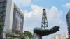 Vista de la escultura del "Monumento a la Paz" frente a la sede de la petrolera estatal venezolana PDVSA, en Caracas, el 22 de abril de 2020.
