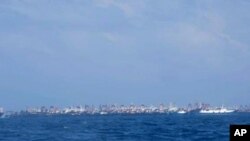 En esta foto proporcionada el domingo 21 de marzo de 2021 por la Guardia Costera de Filipinas, se ven algunos de los 220 barcos chinos amarrados en el arrecife de Pentecostés, Mar de China Meridional, el 7 de marzo de 2021.