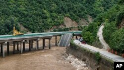 En esta fotografía publicada por la agencia de noticias Xinhua, los rescatistas trabajan cerca de un puente derrumbado en el condado de Zhashui en la ciudad de Shangluo, provincia de Shaanxi, noroeste de China, el sábado 20 de julio de 2024. AP