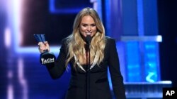 Miranda Lambert hizo historia al recibir el octavo premio como Vocalista Femenina del Año de ACM, el domingo, 2 de abril, de 2017.
