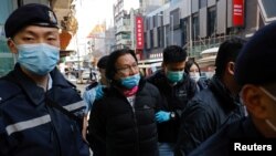 El abogado de derechos humanos Daniel Wong cuando era arrestado por la policía en Hong Kong el 14 de enero de 2021.