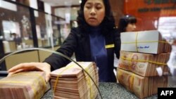 44% số người được hỏi cho biết đồng tình với nhận định là phải hối lộ mới xin được việc làm trong các cơ quan nhà nước.