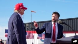 ARCHIVO - El senador J.D. Vance, republicano por Ohio, señala al candidato presidencial republicano, el expresidente Donald Trump, en un mitin de campaña, el 16 de marzo de 2024, en Vandalia, Ohio. 