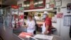 Trabajadores de un restaurante de El Paso, Texas, cumplen las restricciones por el coronavirus el 15 de noviembre de 2020.