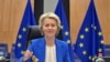 La presidenta de la Comisión Europea, Ursula von der Leyen, hace sonar una campana para dar inicio a la primera reunión del nuevo Colegio de Comisarios de la Unión Europea en Bruselas el 4 de diciembre de 2024. (Foto Nicolas TUCAT / AFP)