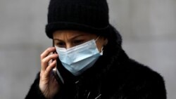 Las máscaras de cirugía, como la que usa la mujer en la foto, no protegen bien del coronavirus porque no ajustan en la cara.