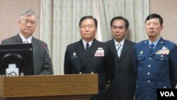 台湾国防部副部长(左一)夏立言在立法院接受质询 (美国之音张永泰拍摄) 