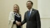 美国国务卿克林顿同中国外长杨洁篪7月12日在金边举行的东盟区域论坛会外举行会谈之前握手合影