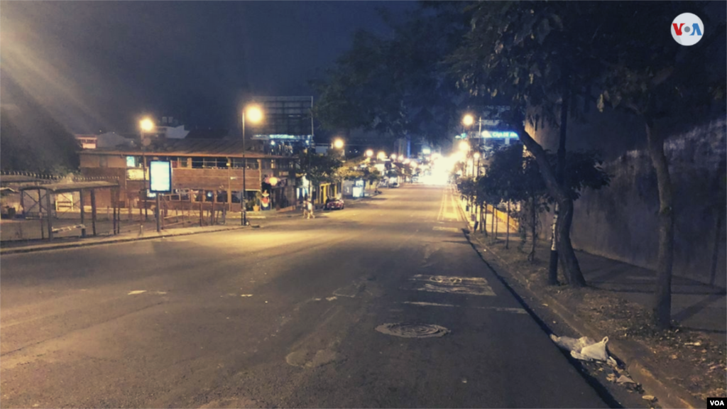 Así luce el final de la Avenida Segunda, la principal vía de San José, Costa Rica, debido a las medidas de restricción de vehículos y el cierre de comercios después de las 8 p.m. para hacer que los residentes se queden en casa. (Foto: Armando López)