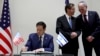 ARCHIVO - El secretario de Estado de Estados Unidos, Marco Rubio, firma el libro de visitas durante su reunión con el presidente israelí Isaac Herzog en Jerusalén, Israel, el 16 de febrero de 2025.