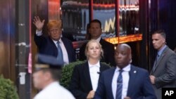 El expresidente Donald Trump llega a la Torre Trump en Nueva York, el jueves 13 de enero de 2023. (Foto AP/Yuki Iwamura)