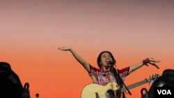 La cantautora guatemalteca maya kaqchikel Sara Curruchich afirma que concibió el proyecto hace alrededor de un año. Foto cortesía de Cristian Dávila, de su equipo de producción.
