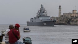 Personas observan cómo la fragata Almirante Gorshkov de la Armada rusa llega al puerto de La Habana, Cuba, el miércoles 12 de junio de 2024.