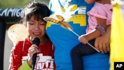 Akemi Vargas, de 8 años, llora mientras habla de haber sido separada de su padre en Phoenix, Arizona, el 18 de junio de 2018.
cries as she talks about being separated from her father during an immigration family separation protest in front of the Sandra Day O'Connor U.S. District Court building in Phoenix.