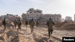Soldados israelíes operan en la Franja de Gaza, en medio del conflicto en curso entre Israel y el grupo islamista palestino Hamás, en esta fotografía publicada el 20 de enero de 2024. [Foto: Archivo / Reuters] 
