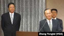  台湾海巡署长王进旺(中立者)在立法院接受质询(美国之音张永泰拍摄) 