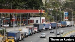 Camiones de remolque se alinean a lo largo de una avenida para llenar sus tanques en una estación de servicio en medio de la escasez de diesel, en Caracas, Venezuela. Marzo 5, 2021. Foto: Reuters.