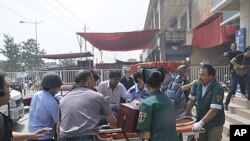 中国救护人员7月18日在新疆和田警察局外面救助伤员
