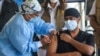 Imagen de archivo del sanitario Nolvin Guifarro recibiendo una dosis de la vacuna anticovid en el hospital María de Tegucigalpa, en Honduras, el 25 de febrero de 2021.
