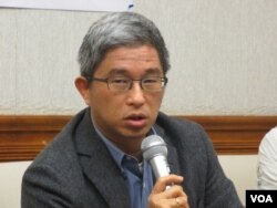 守护民主平台理事徐斯俭（美国之音张永泰拍摄）
