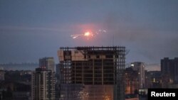 Una explosión de un misil interceptado por las fuerzas ucranianas se observa en el cielo de Kiev el 21 de septiembre de 2023.