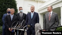 Ejecutivos de aerolíneas hablan con periodistas tras reunión en la Casa Blanca en Washington.